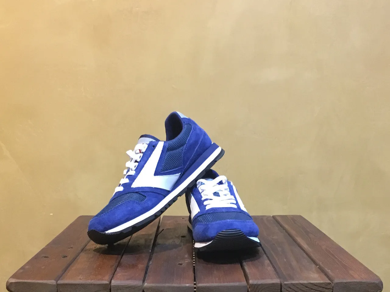 110178 1D 409 Brooks Chariot Navy Blue/White