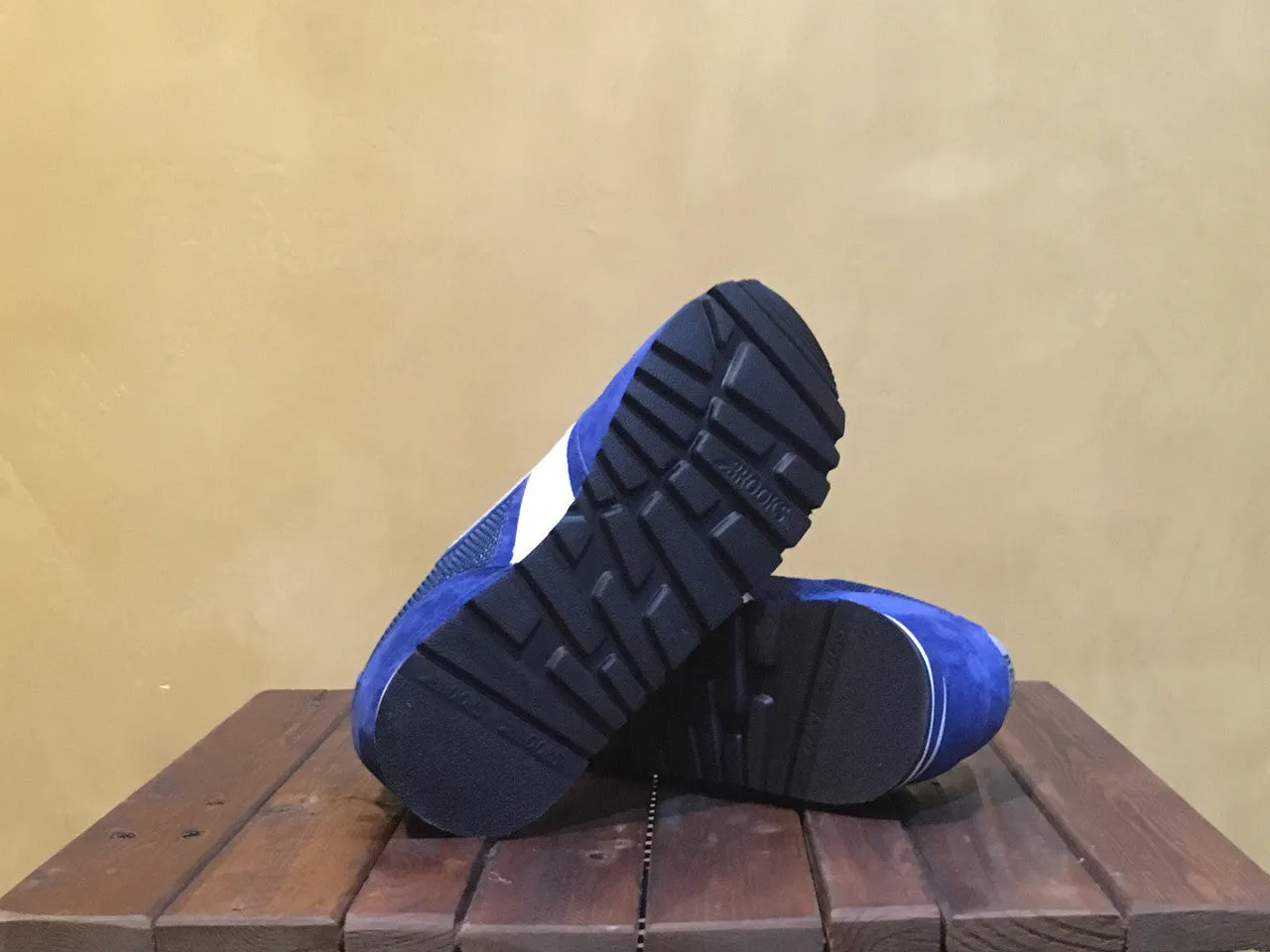 110178 1D 409 Brooks Chariot Navy Blue/White