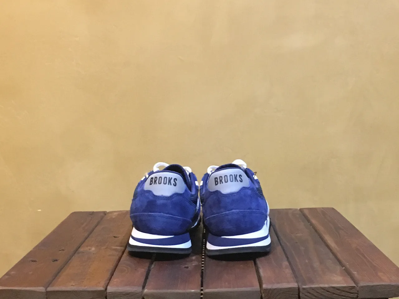 110178 1D 409 Brooks Chariot Navy Blue/White