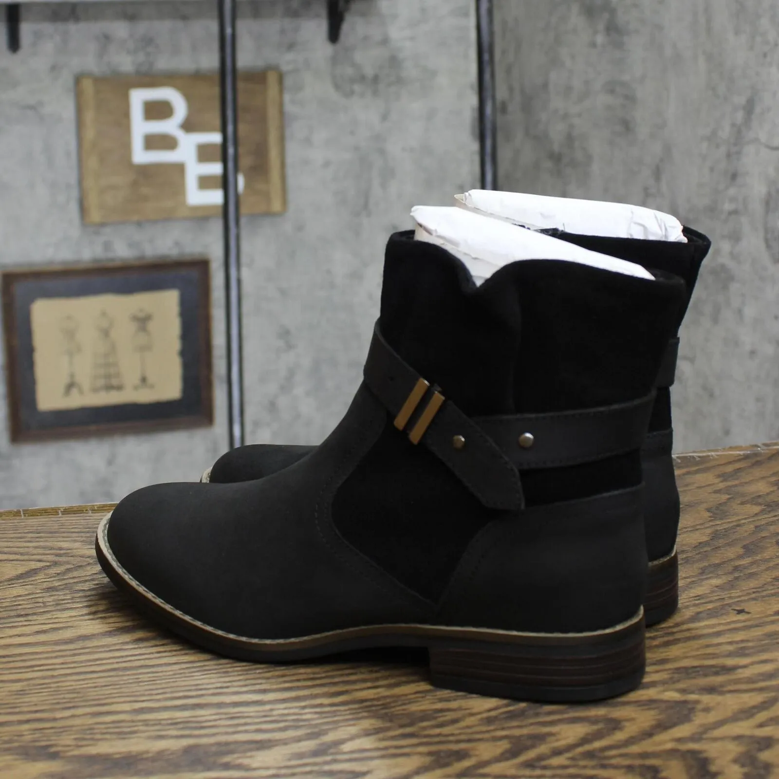Clarks Women's Camzin Strap Fashion Boot 26162115 Black 7.5M