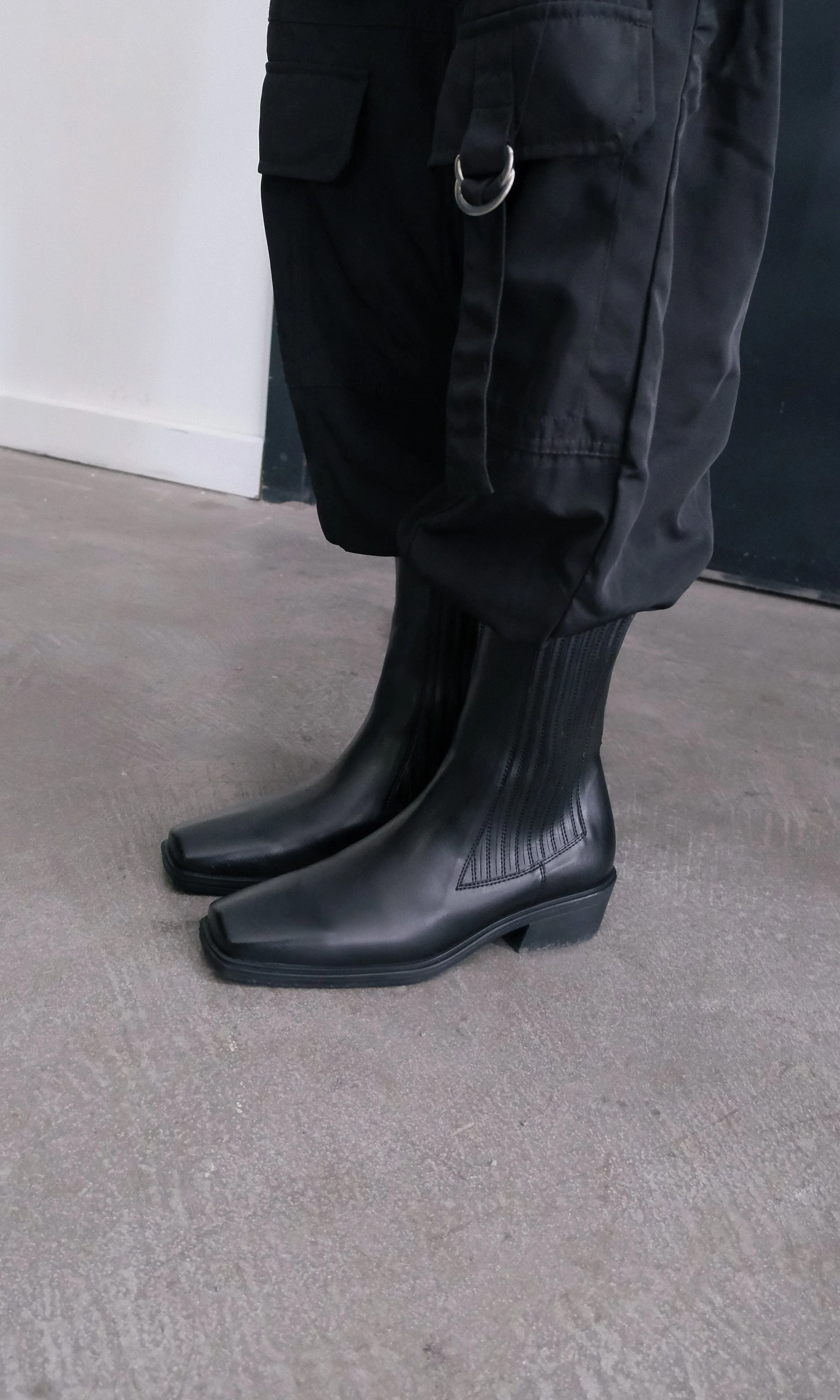 Claudio Vegan Apple Leather Western Boots | Black