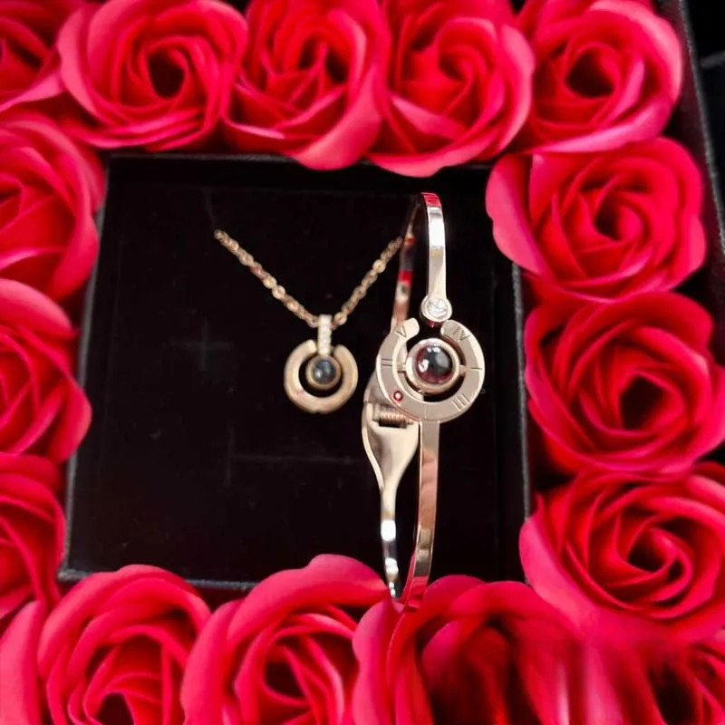 Elegant 16 Small Roses Jewelry Case With Pendant Set