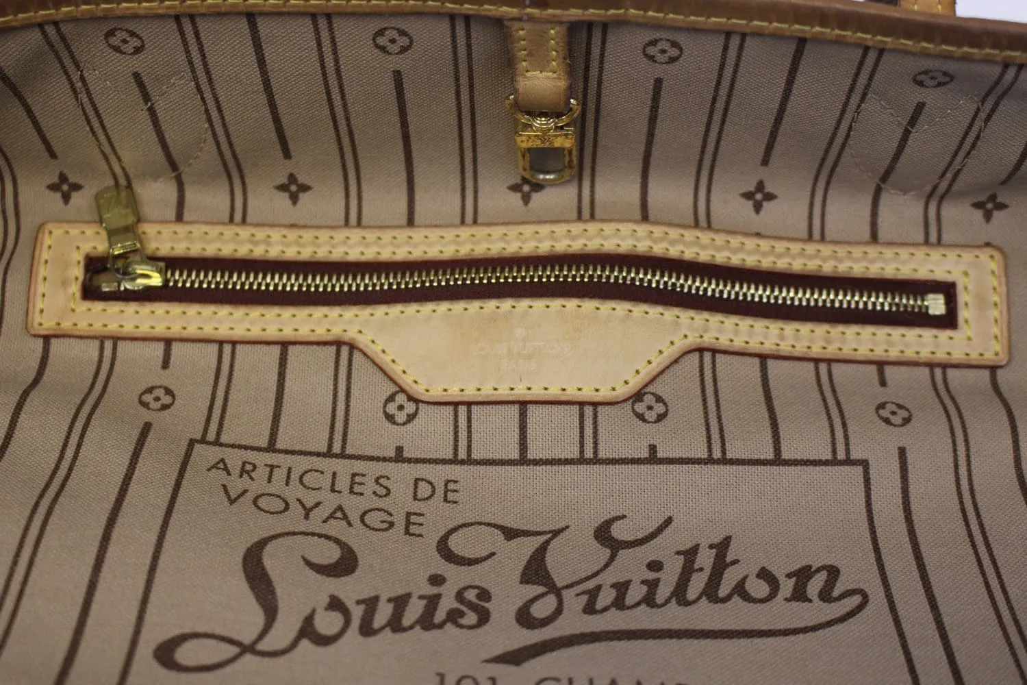 LOUIS VUITTON Monogram Neverfull MM Shoulder Bag