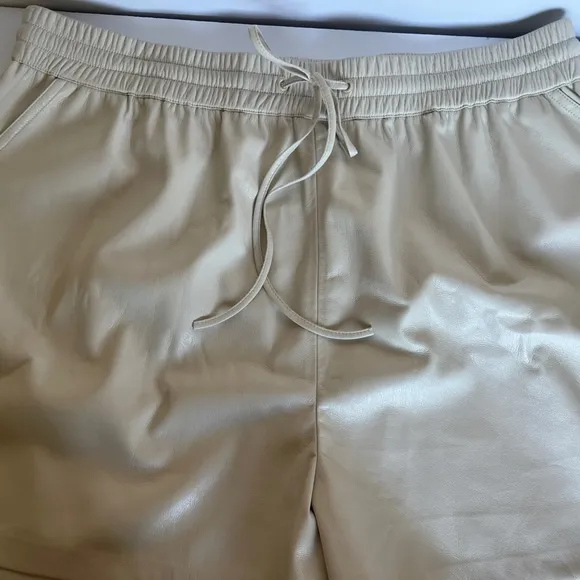 NWOT Good American GA better than leather short bone/cream